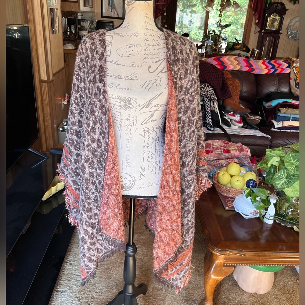 Woman’s beautiful cheetah 🐆 print with sparkles sweater poncho wrap